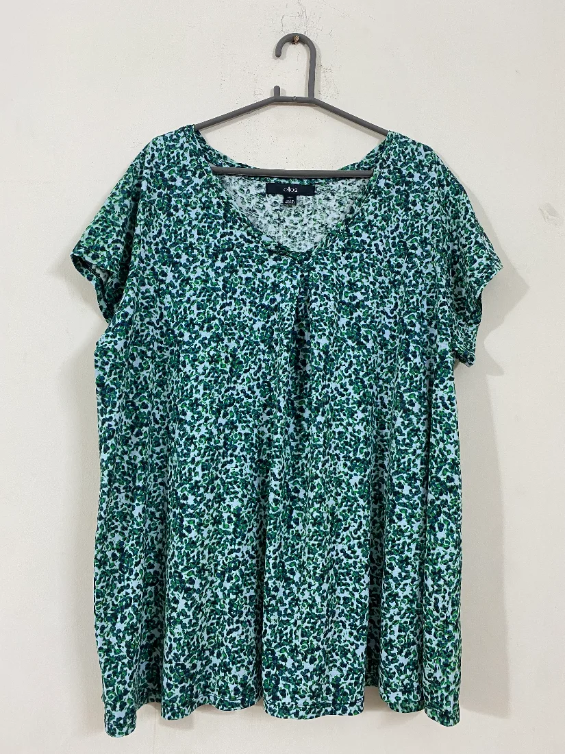 Stylish Green and Blue Animal Print Short-Sleeve tshirt for Women  — photo 2 of 2