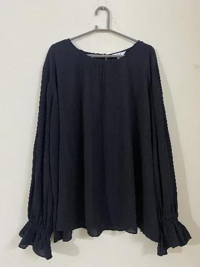 Elegant Black Crinkled Texture Long-Sleeve Top with Ruffle Cuffs