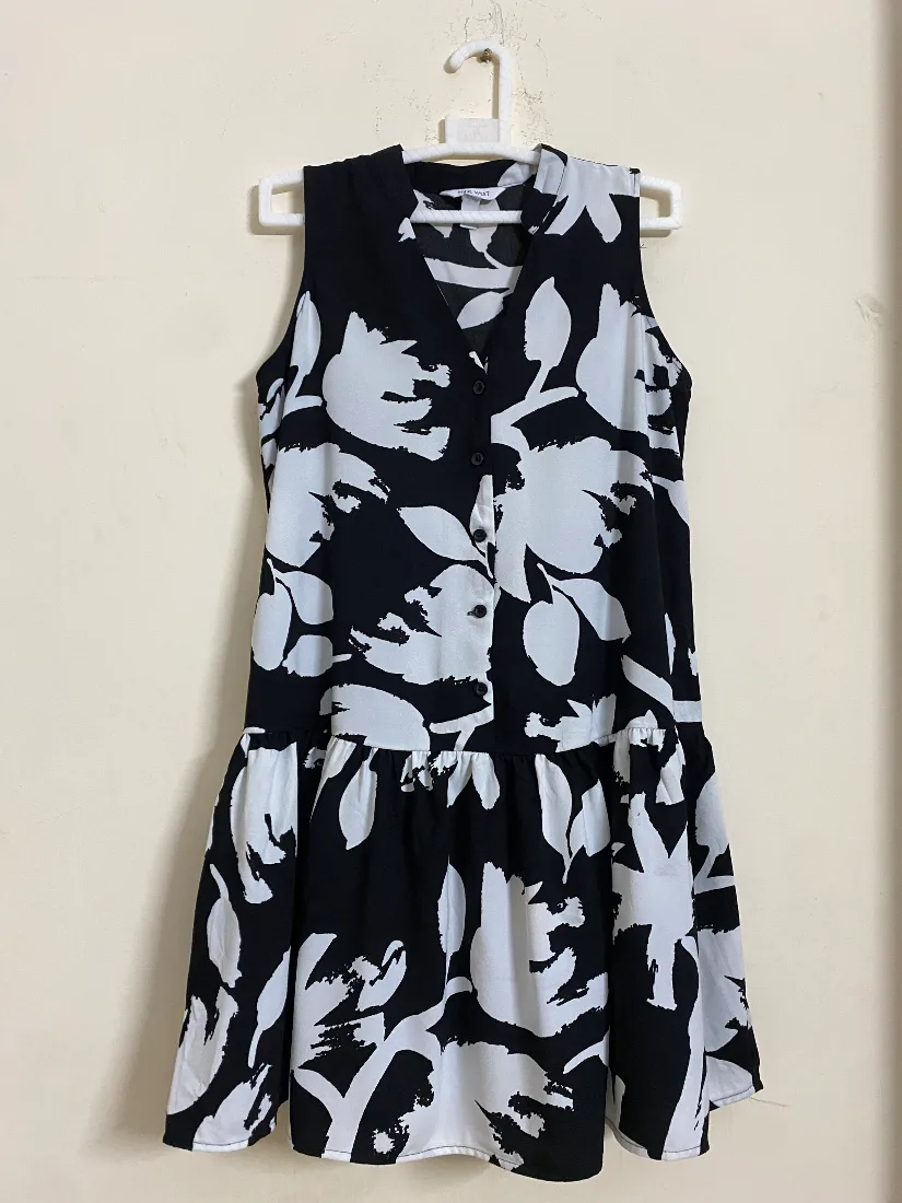 Black and White Floral Print Button-Front Ruffle Dress — photo 2 of 2