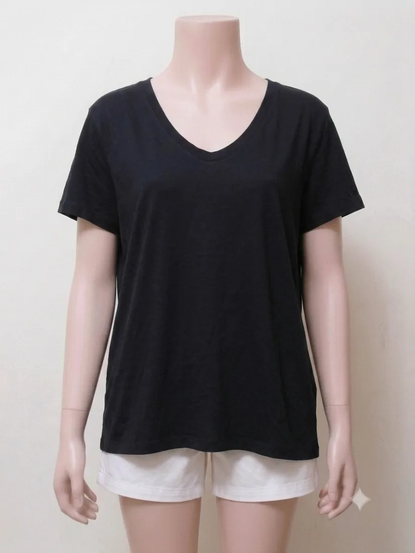 loose-fit v-neck black t-shirt